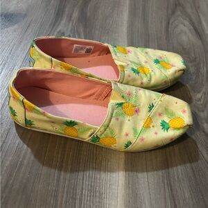 Pineapple Print Women's toms size 8